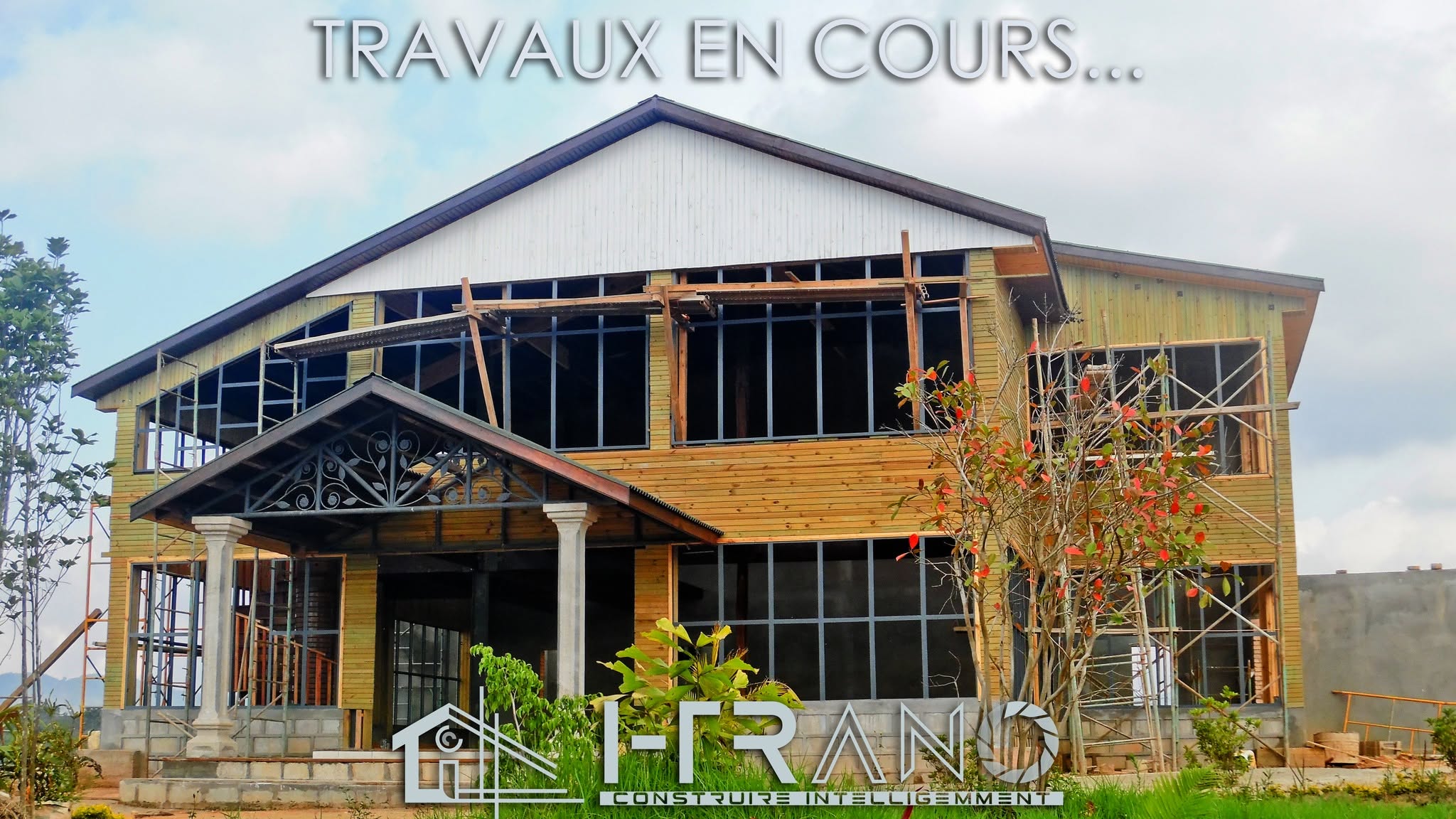 Maison en construction à Andasibe, travaux en cours.
